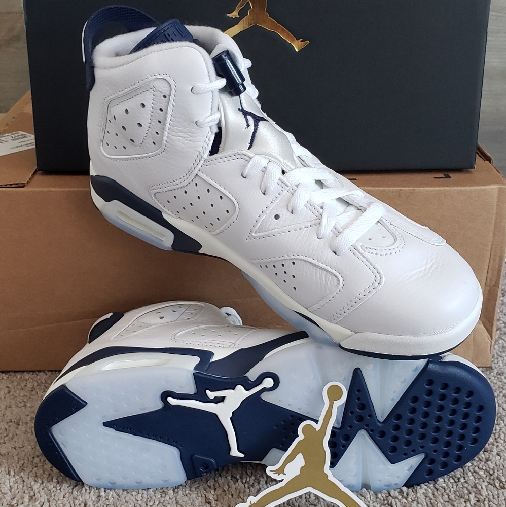 Jordan 6 Midnight Navy size 7M/8.5W